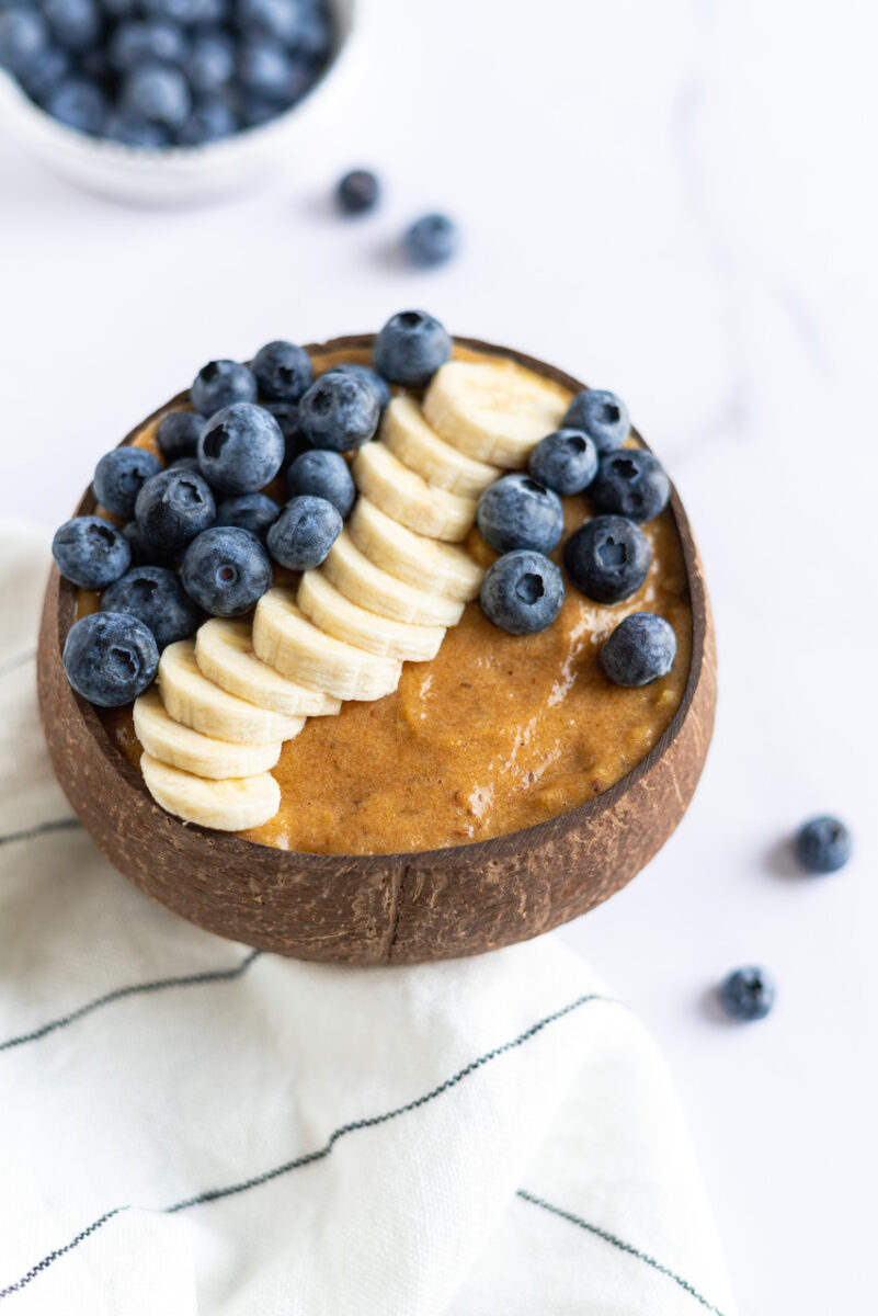 Smoothie bowl met pompoen, banaan en blauwe bessen