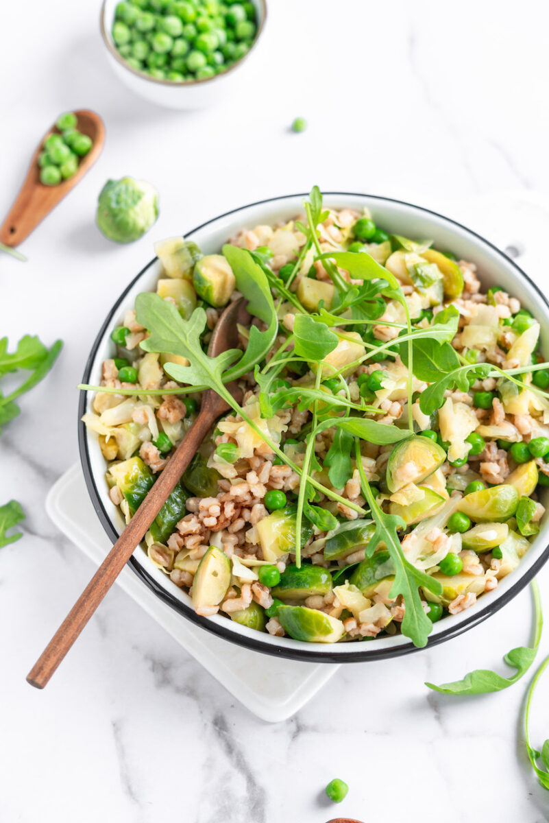 Risotto van gerst met spitskool en spruitjes